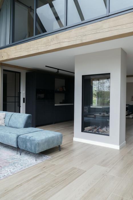 interieur met doorkijk haard