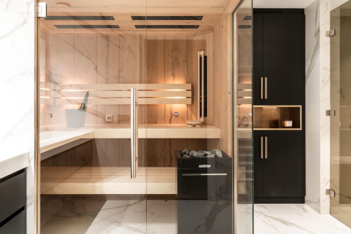 Luxe interieur badkamer met sauna