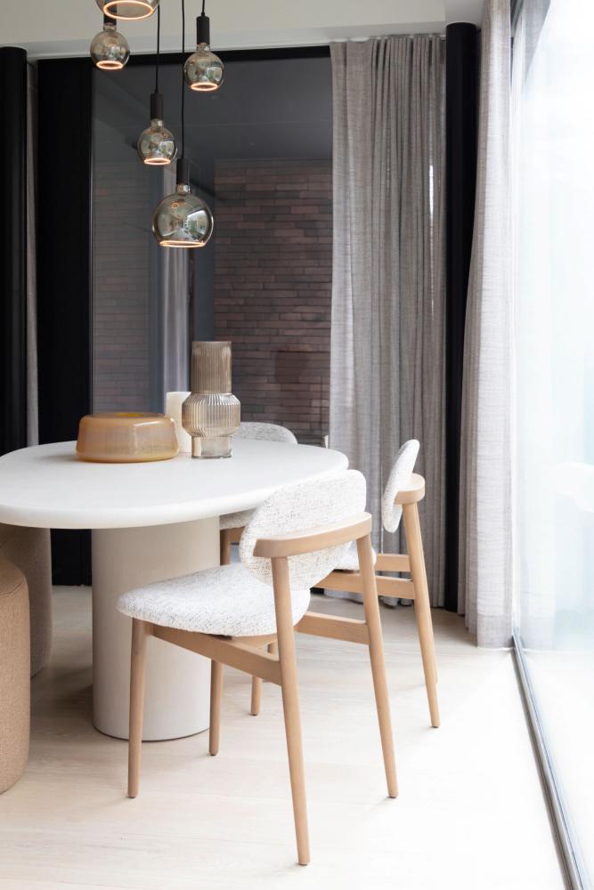 luxe eettafel met stoelen