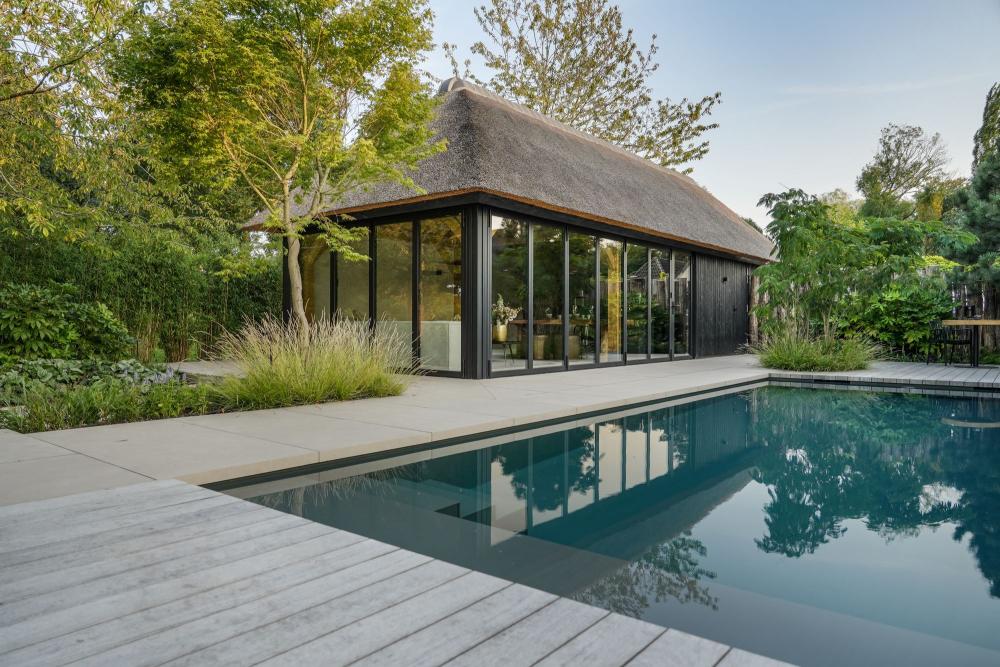 Luxe poolhouse met exclusieve vouwwanden