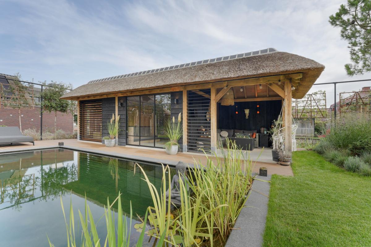 Luxe poolhouse