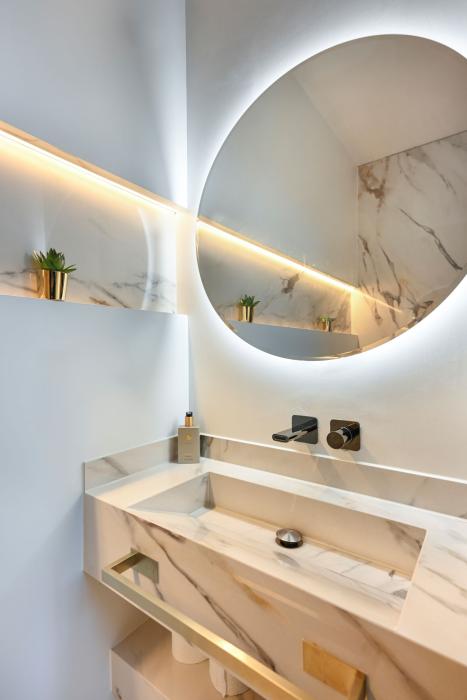 luxe interieur toilet met keramische tegels