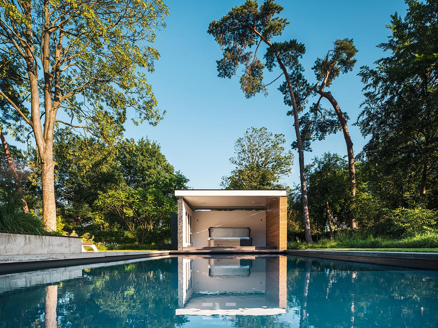 luxe zwembad met poolhouse