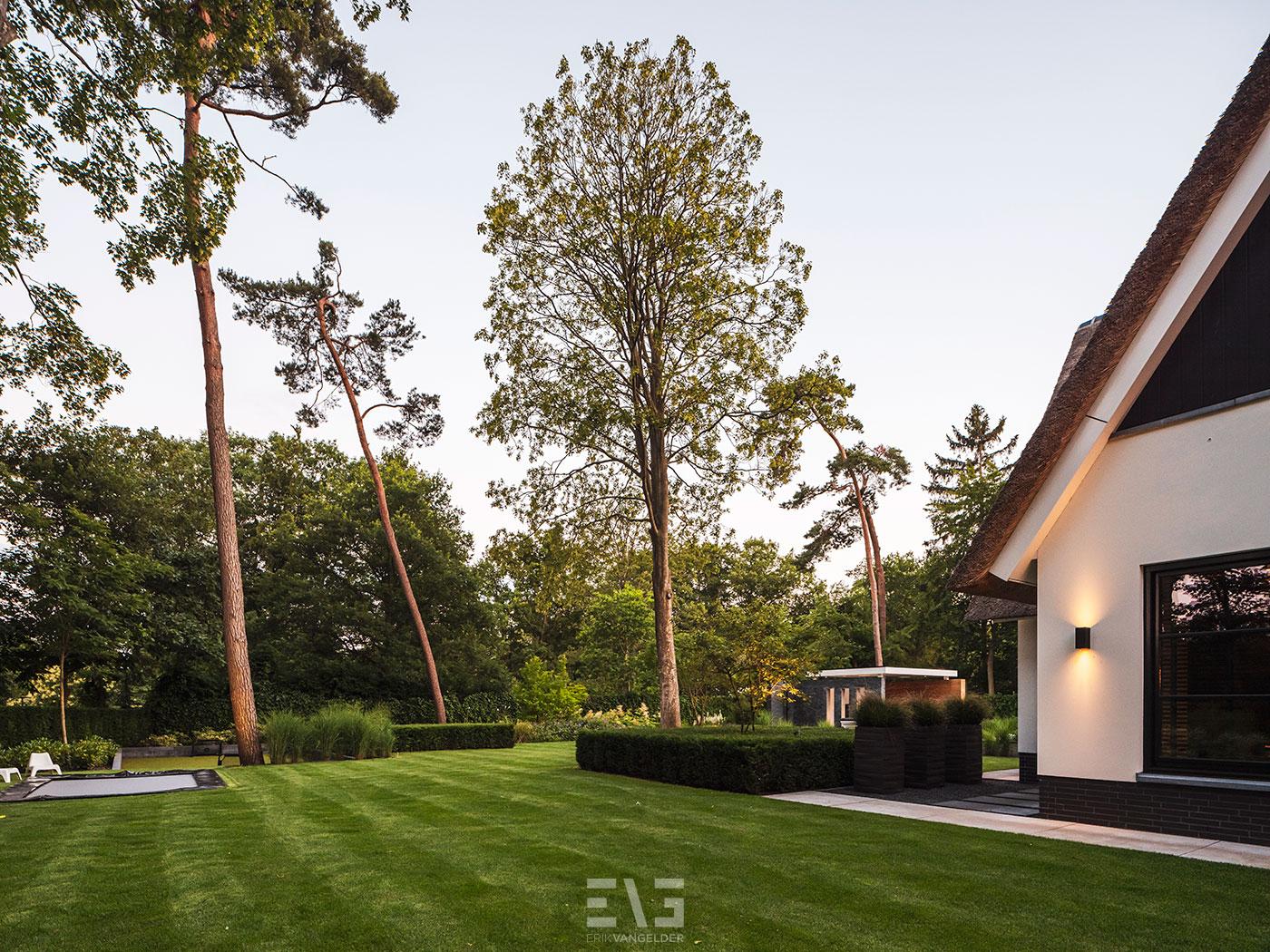 luxe tuin met bomen