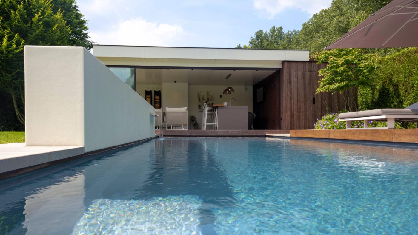 luxe zwembad met poolhouse