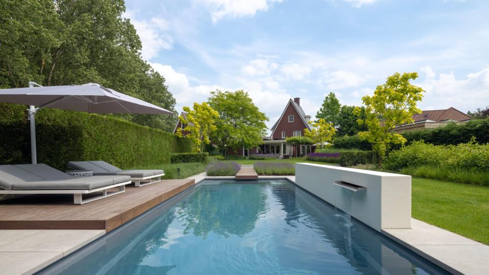 Luxe villatuin met zwembad en poolhouse