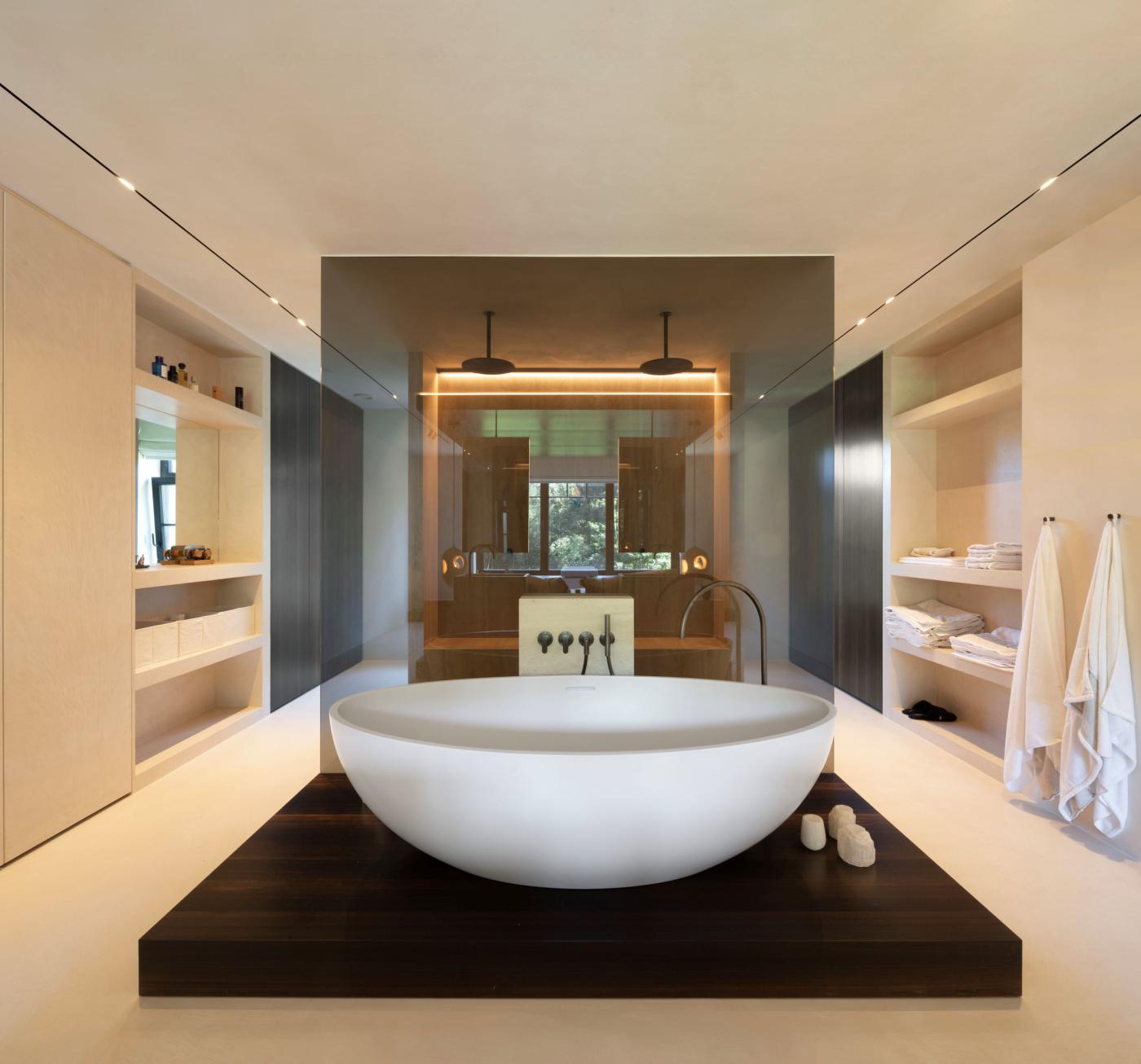 luxe badkamer met wandafwerking