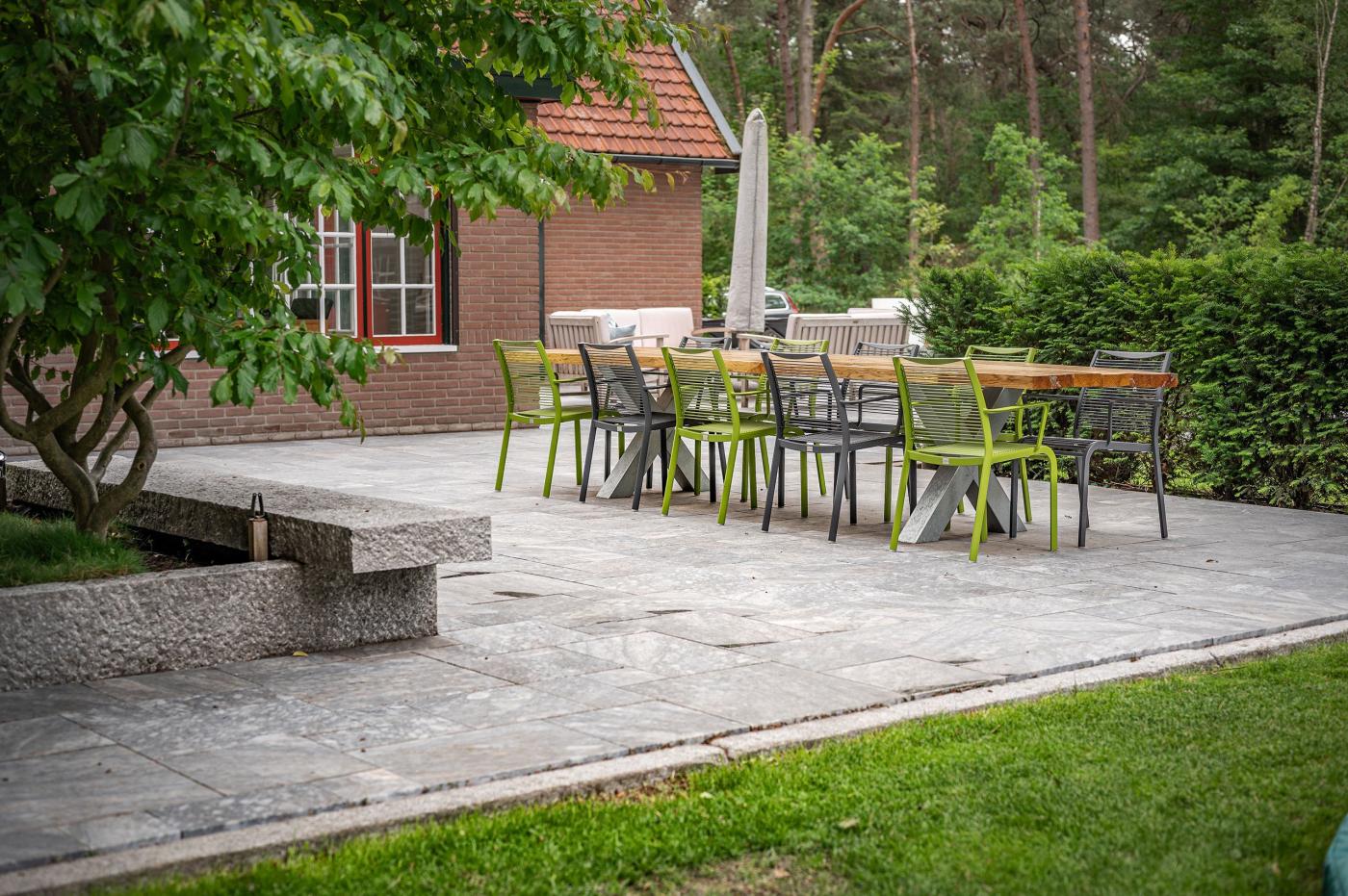 luxe terras met meubels