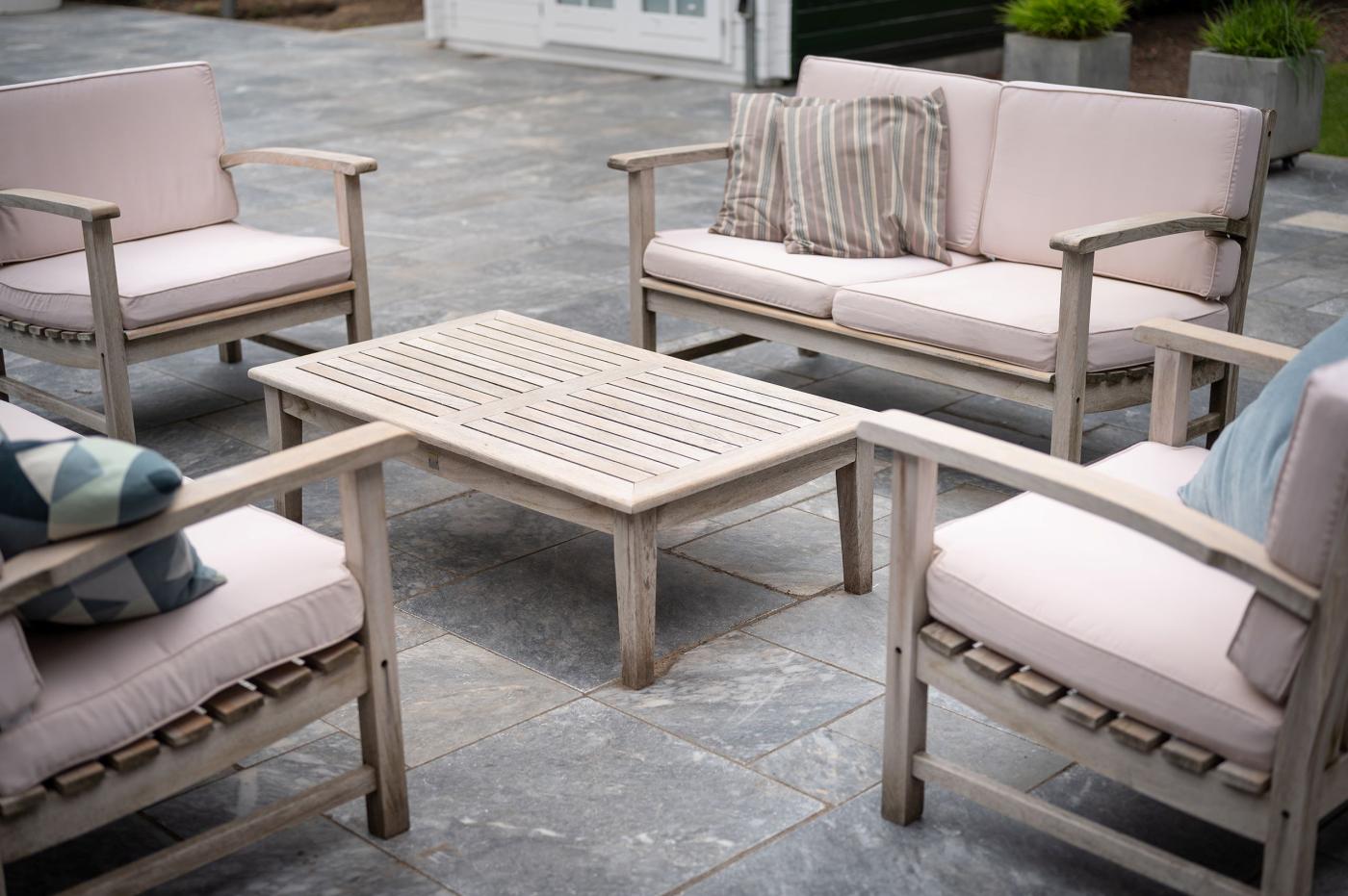 luxe terras met meubels