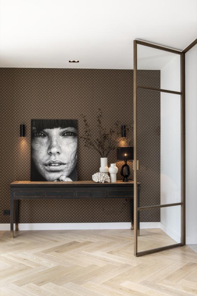 wand met modern behang en kunst