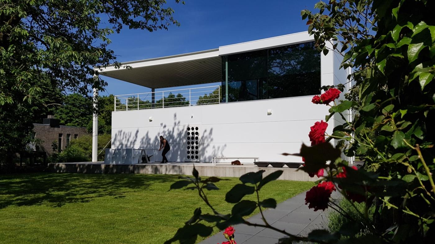 voorzijde moderne villa