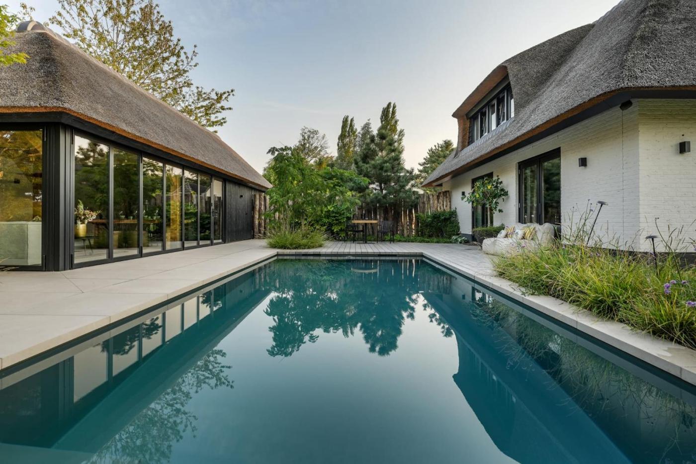 rietgedekte villa met poolhouse