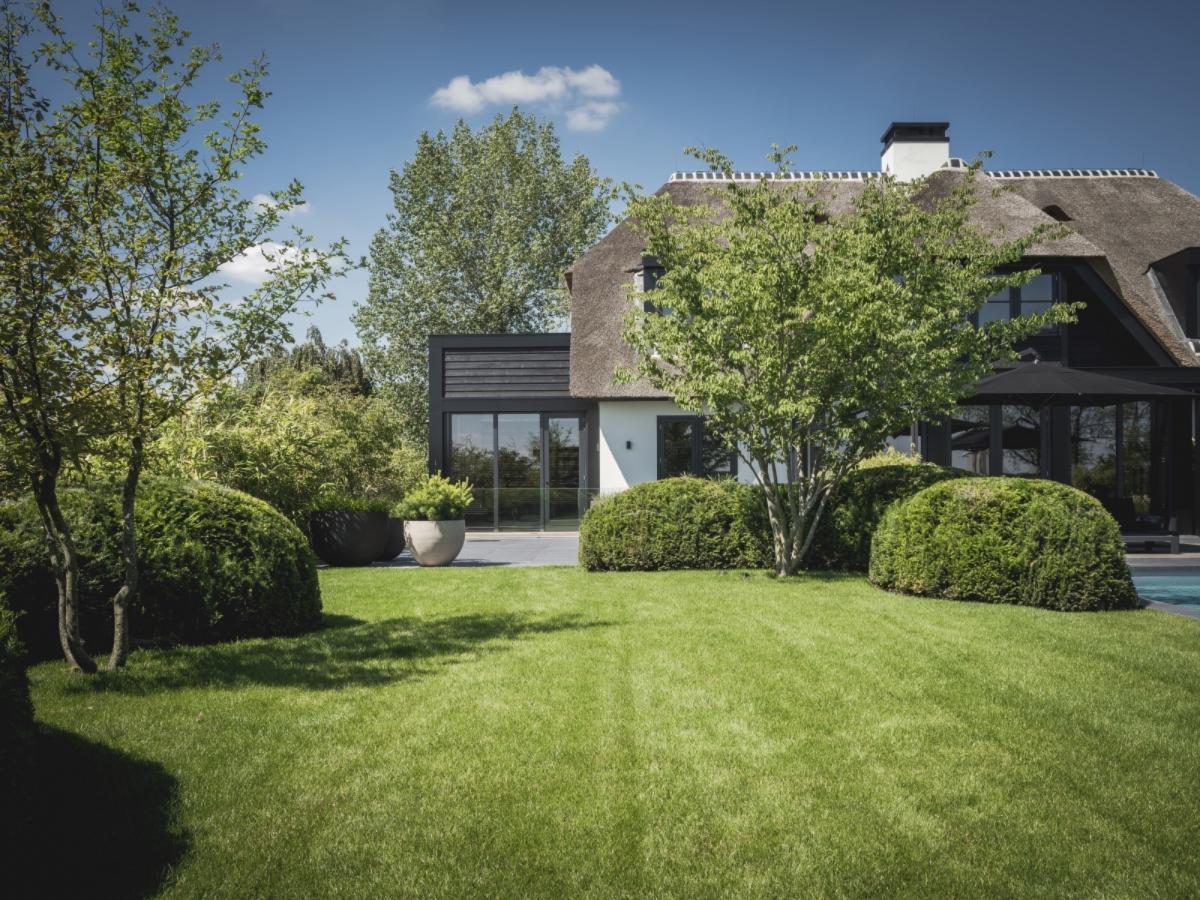 rietgedekt villa met tuin