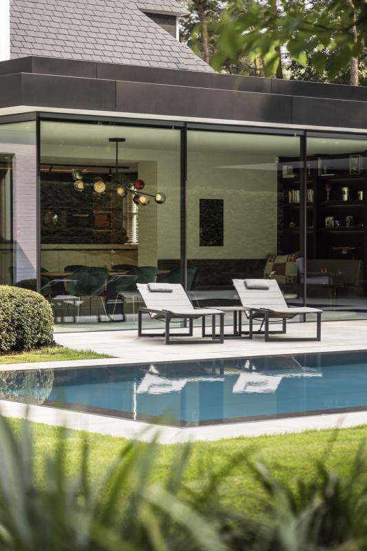 ligstoelen bij poolhouse