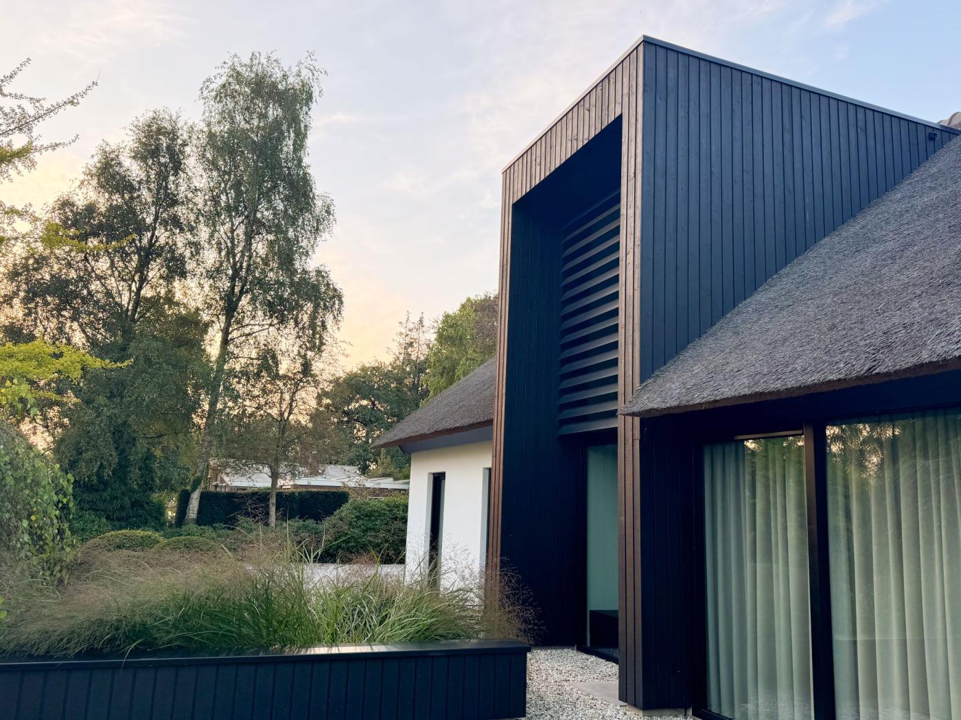 Luxe villa met louvre panelen