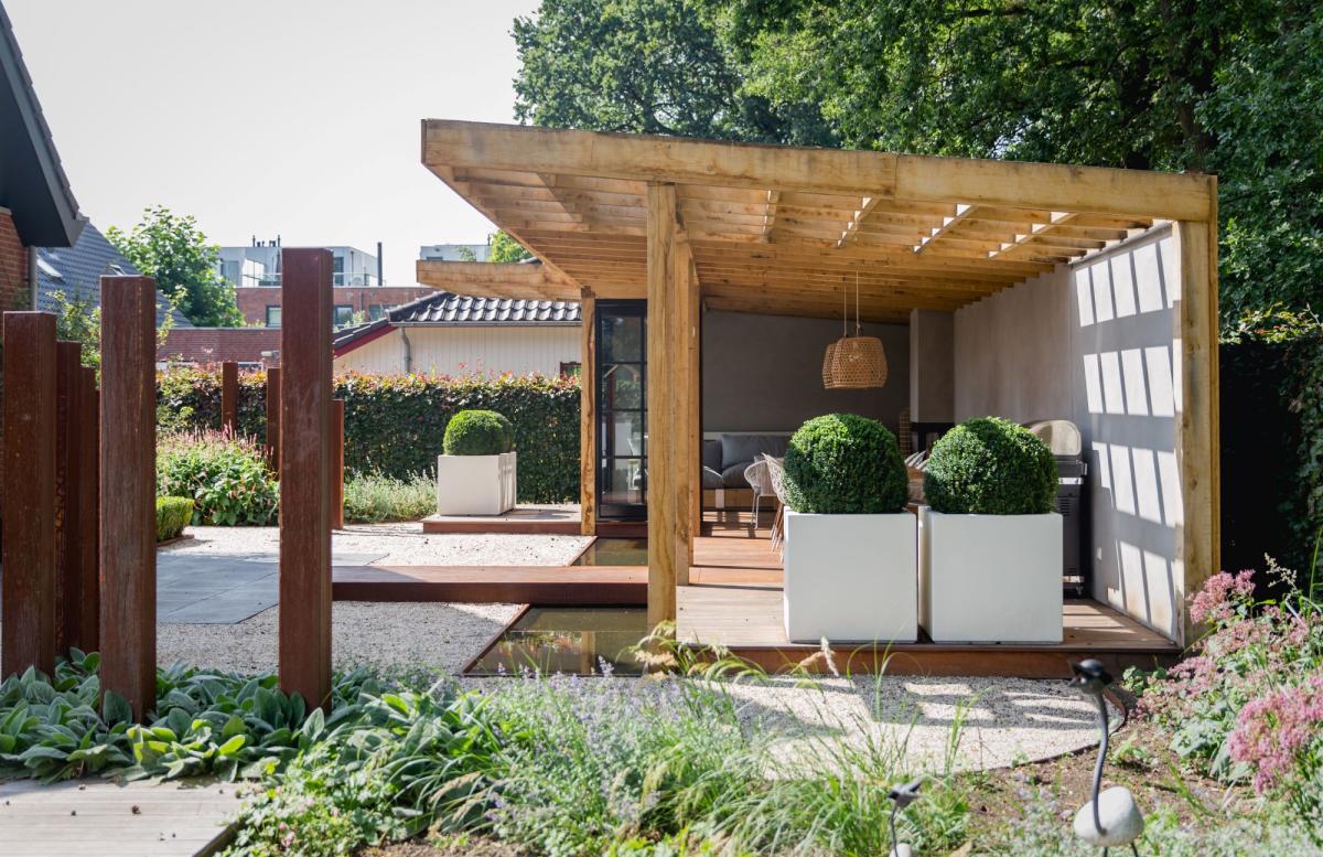 Luxe tuin met overkapping