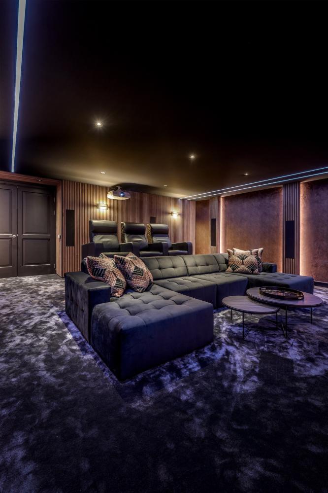 home cinema met luxe meubels