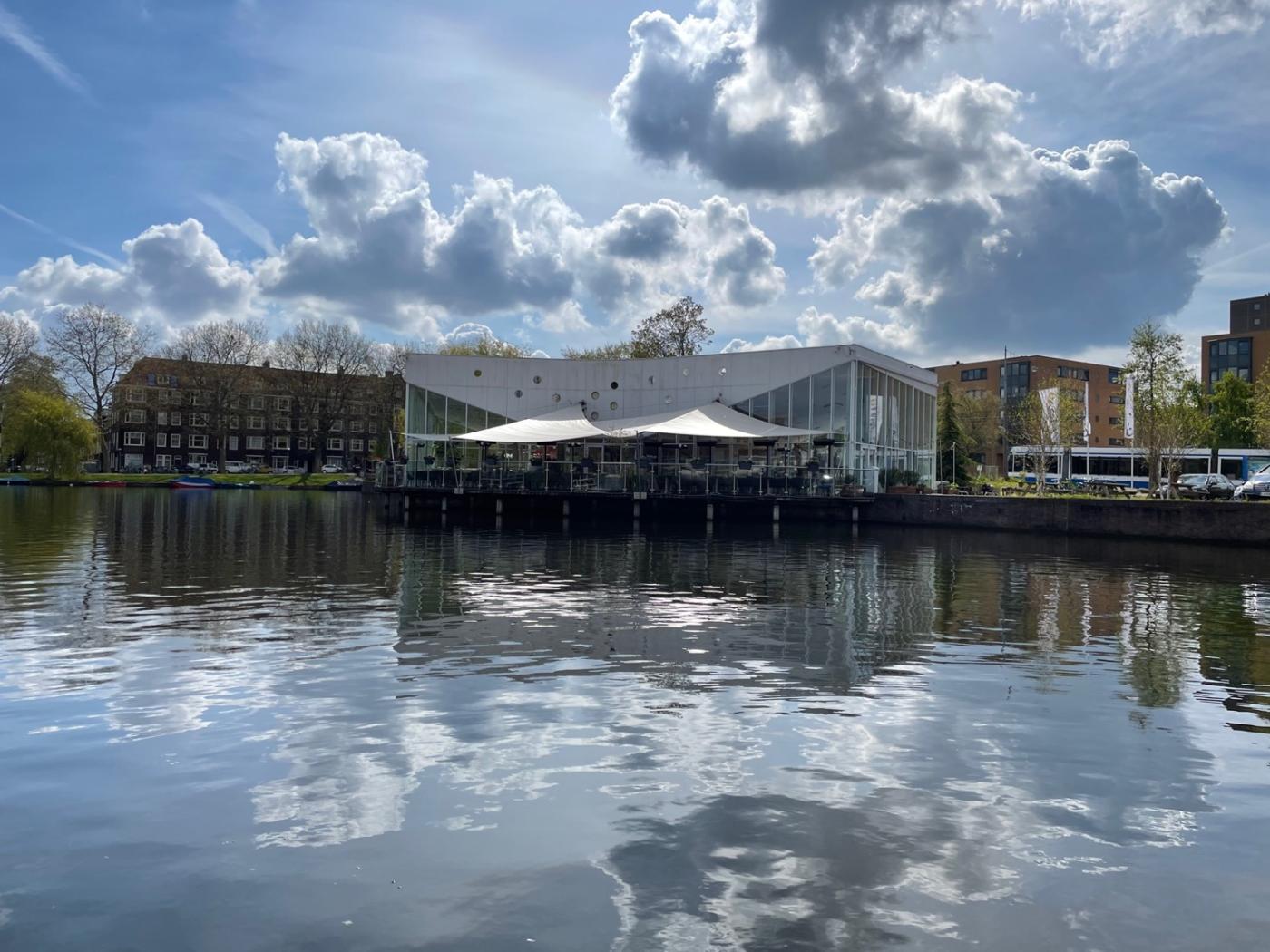 amsterdams terras met schaduwzeilen