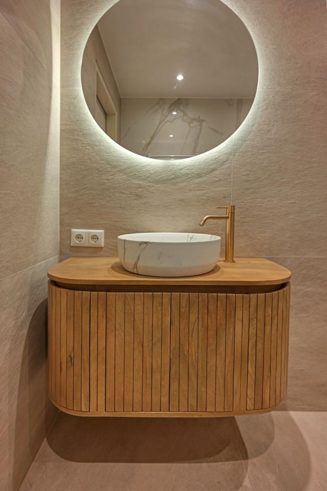 luxe badkamer met keramische tegels