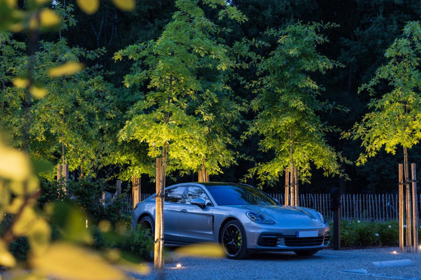 porsche in tuin