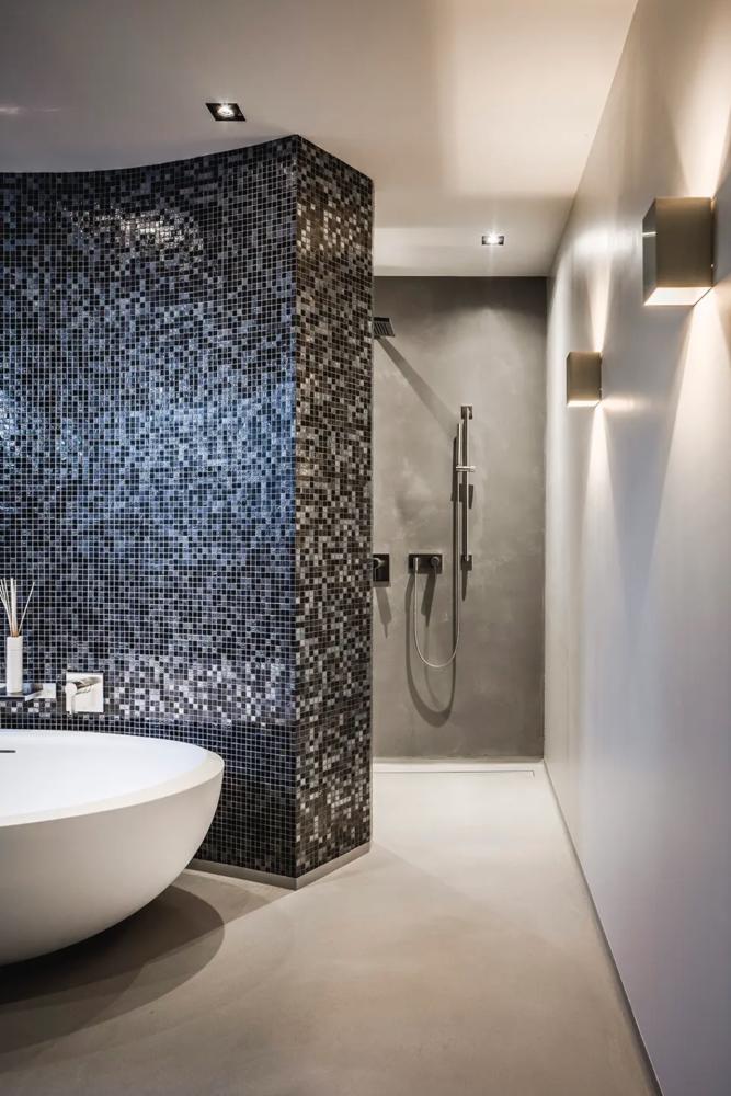 luxe badkamer met bad en douche