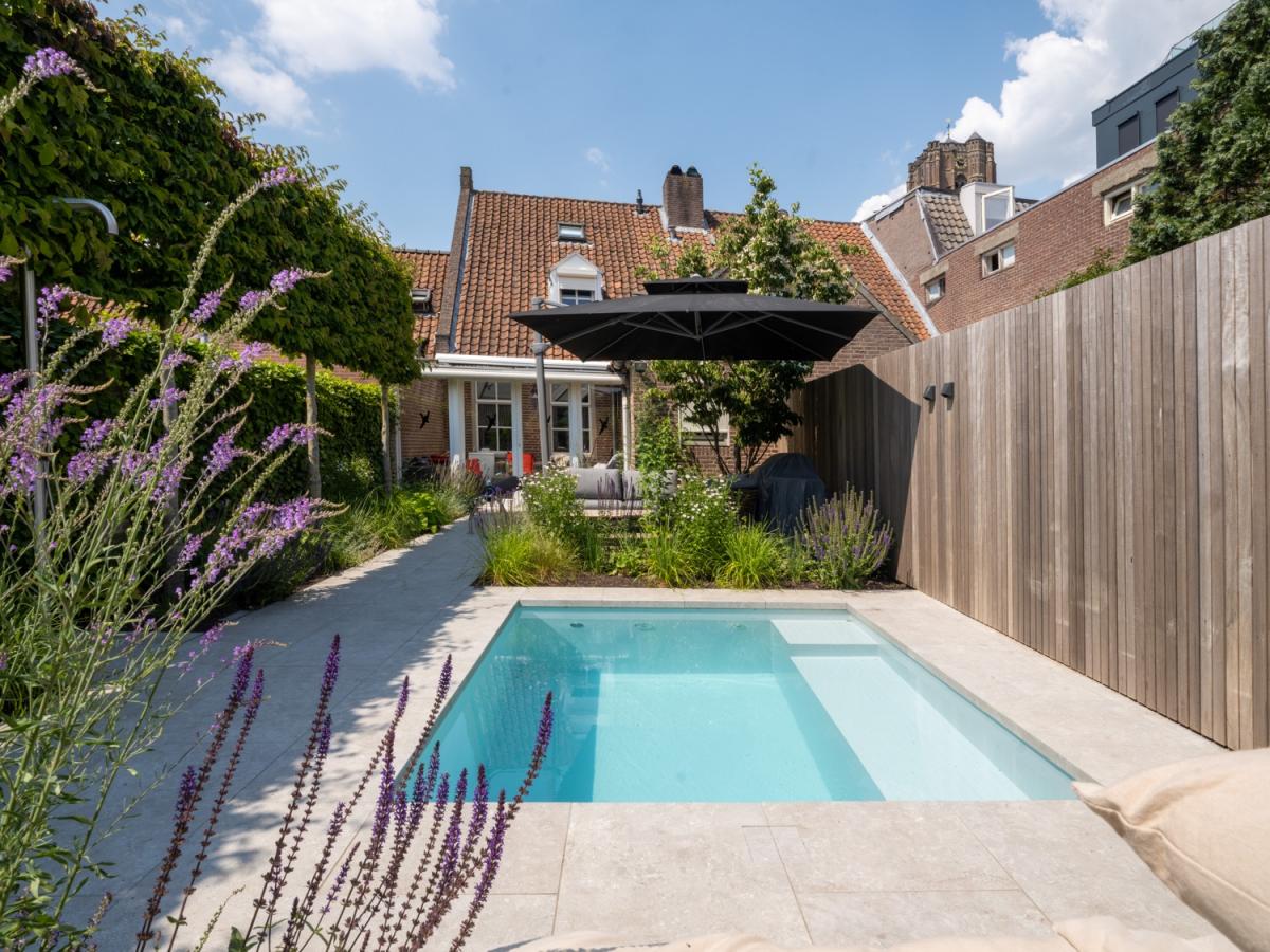 luxe zwembad in tuin