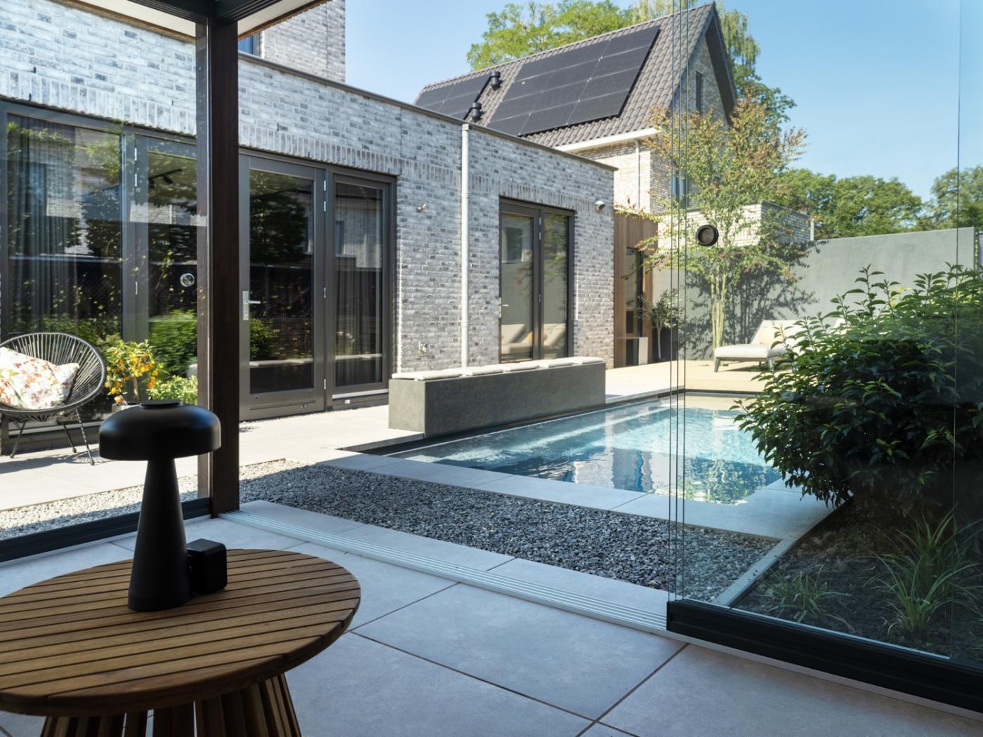 luxe tuin met zwembad