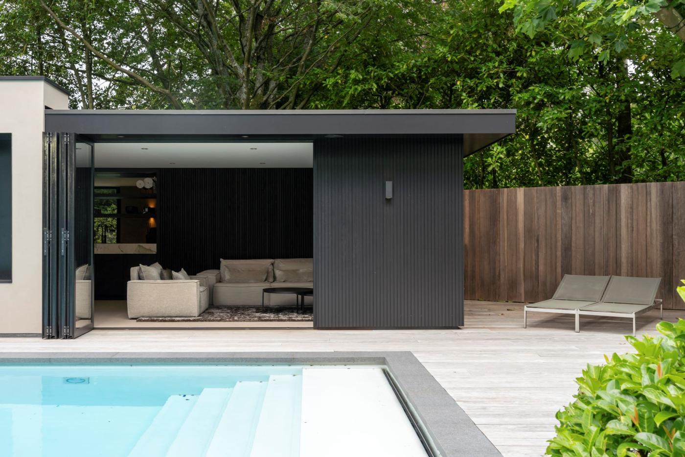 luxe poolhouse met ligbedden