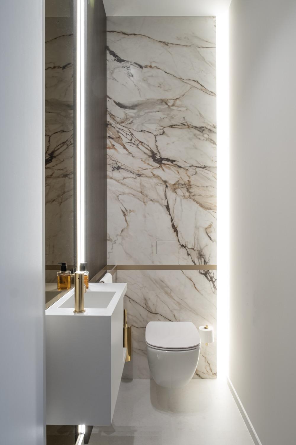 luxe toilet met marmer