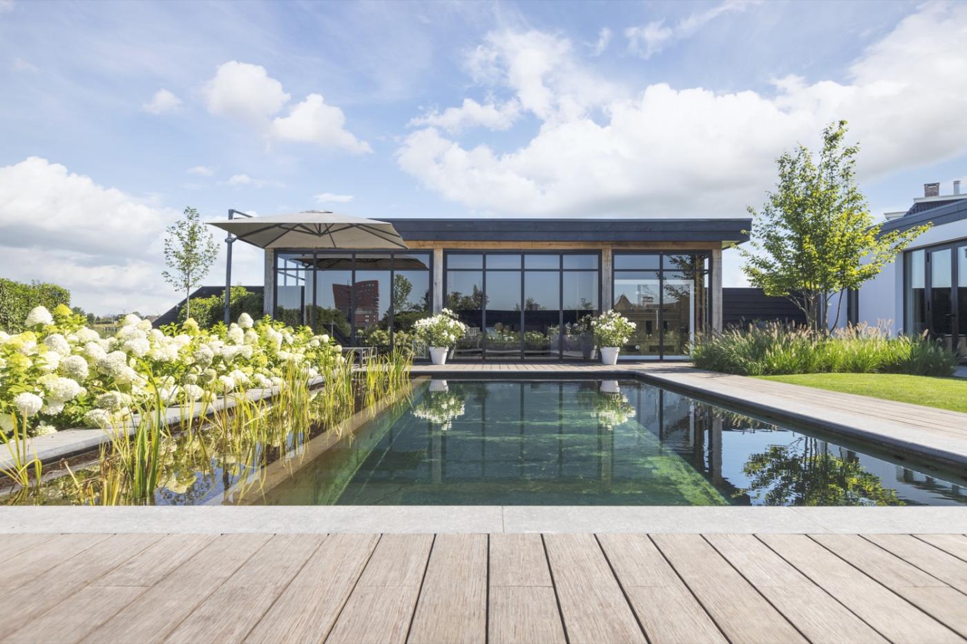 poolhouse bij zwembad