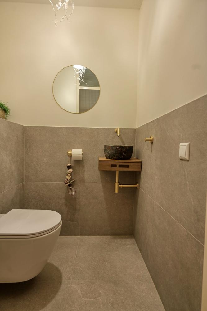 toilet met keramische tegels