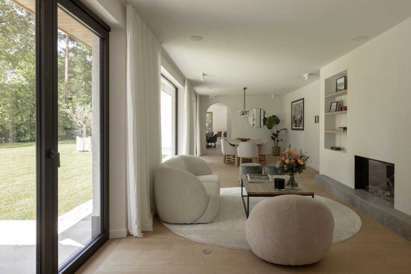 interieur woonkamer met haard