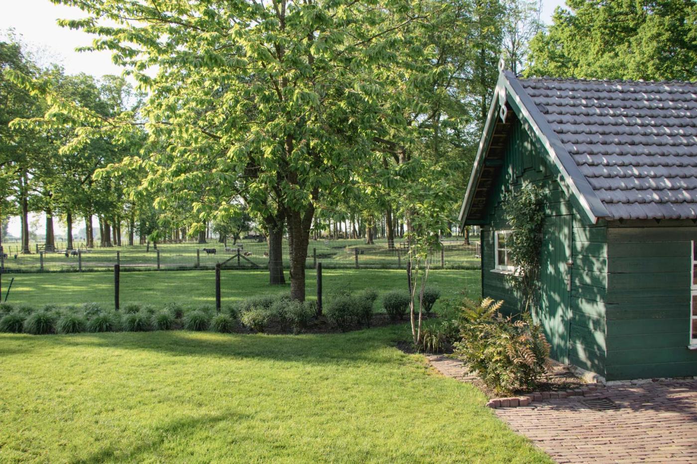 landelijke tuin met schuurtje