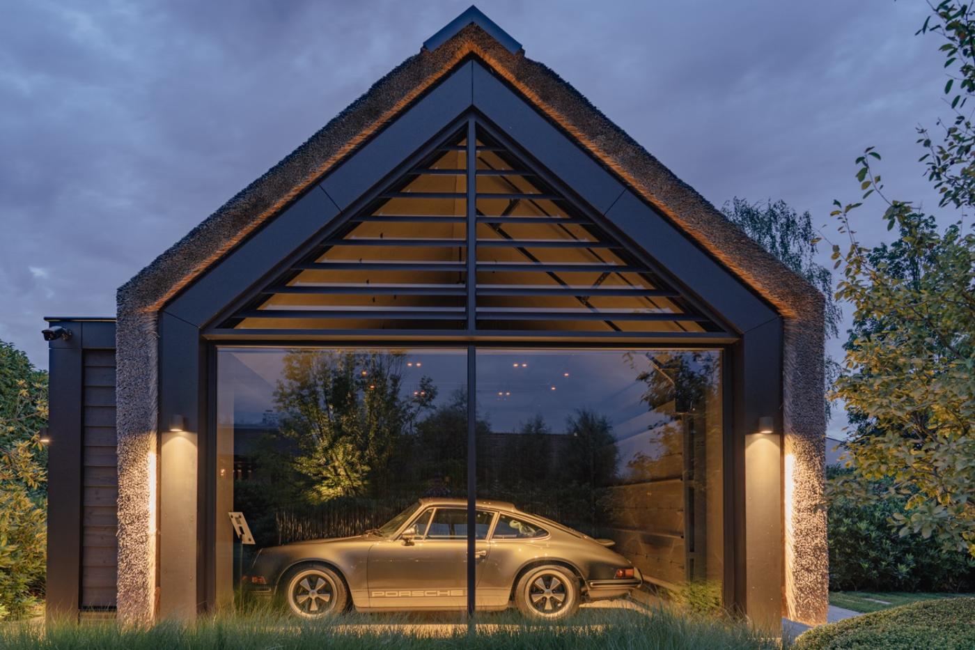 garage met porsche