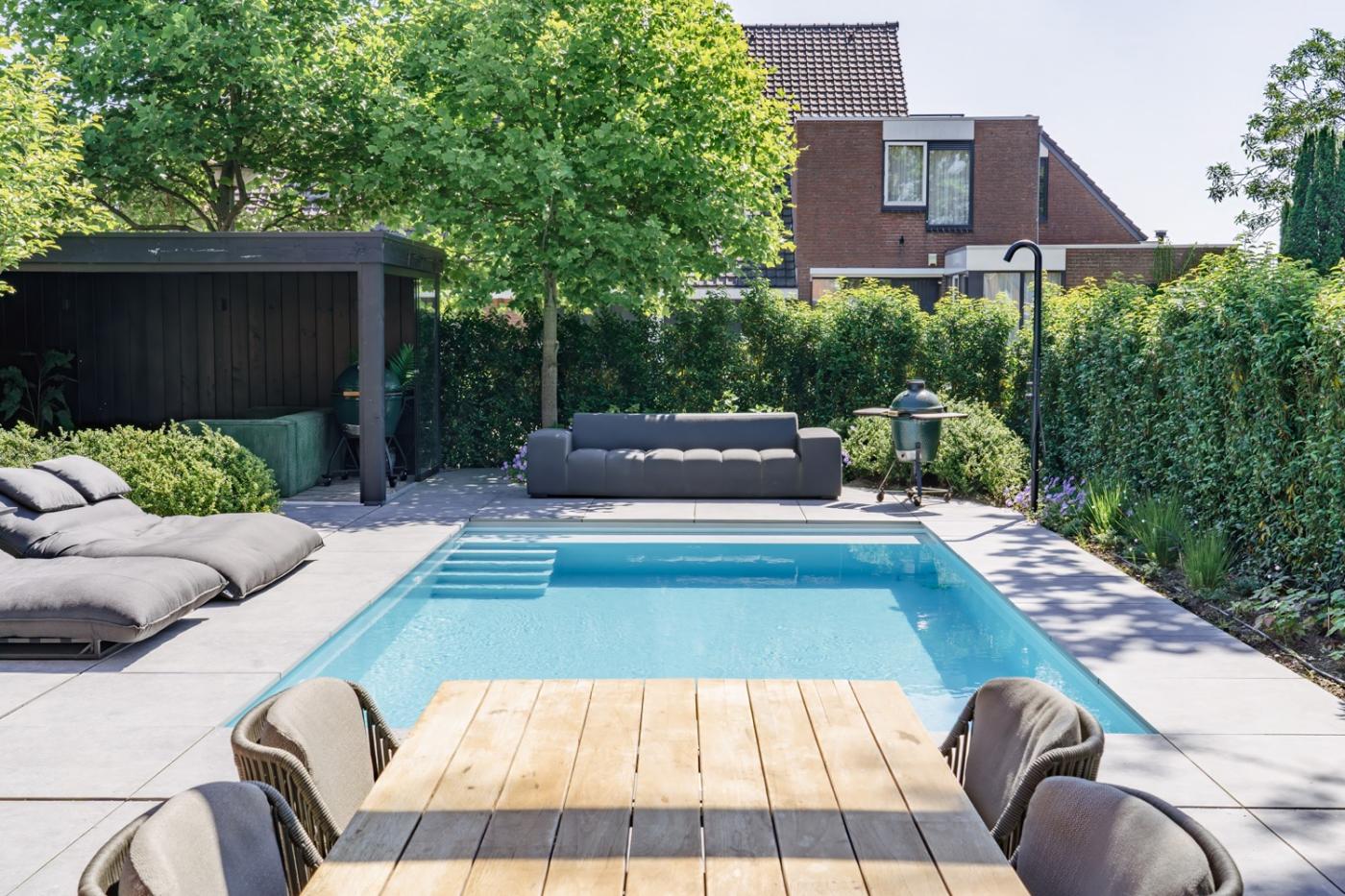 luxe tuin met zwembad