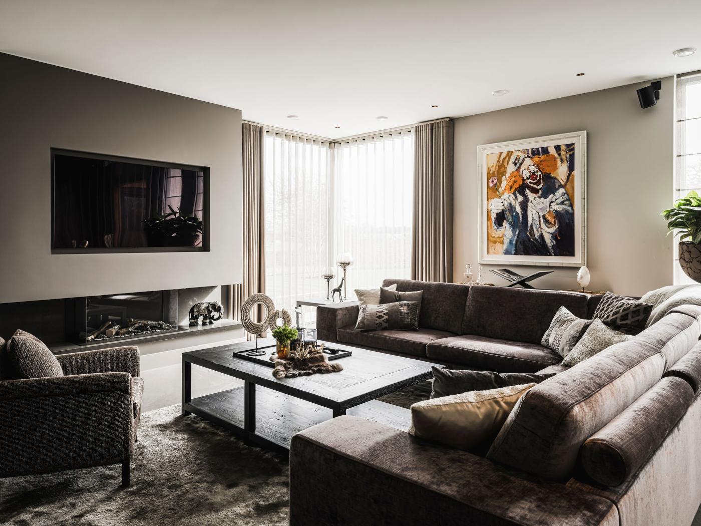 luxe woonkamer met tv en kunst