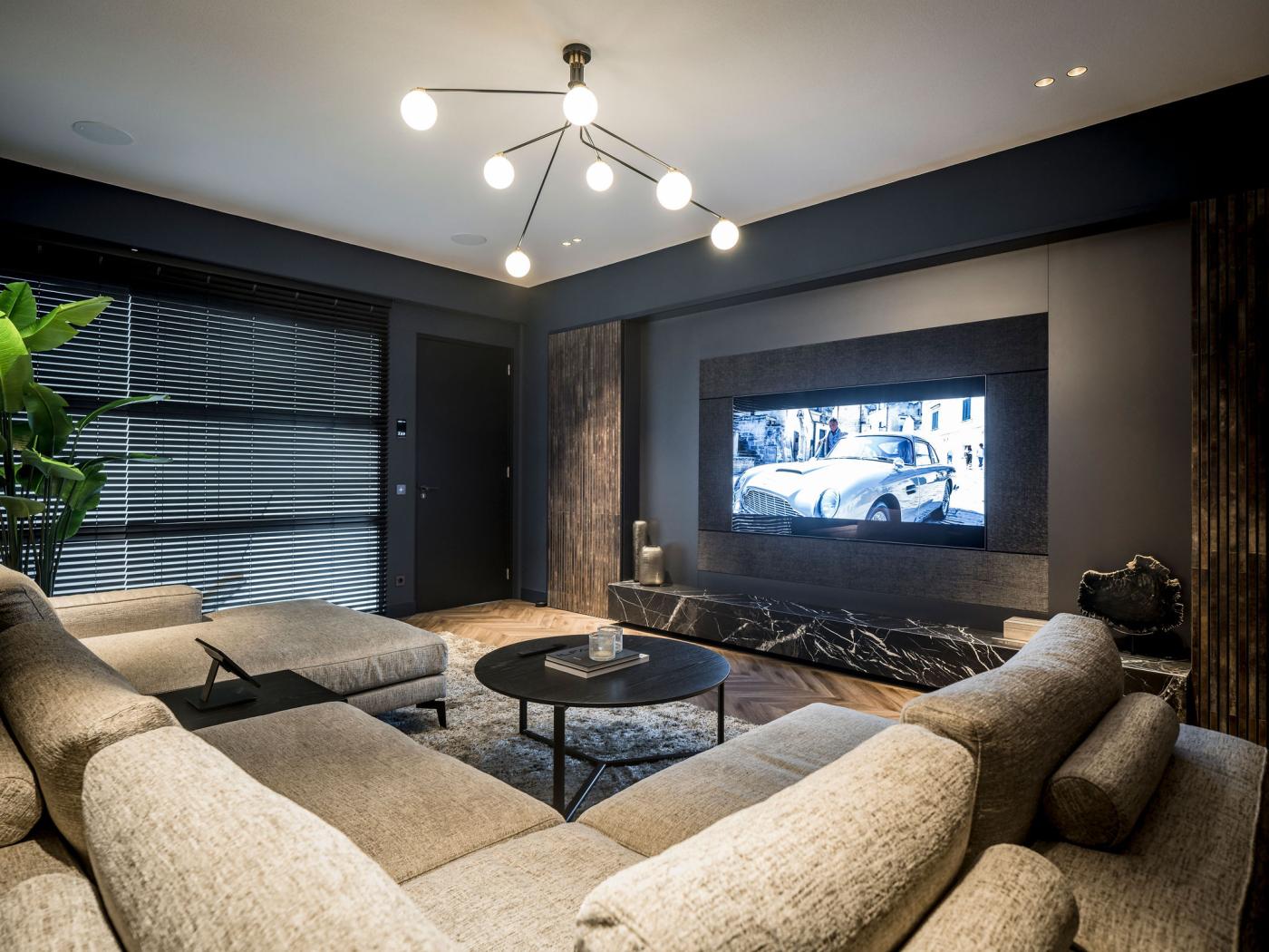 luxe woonkamer met tv