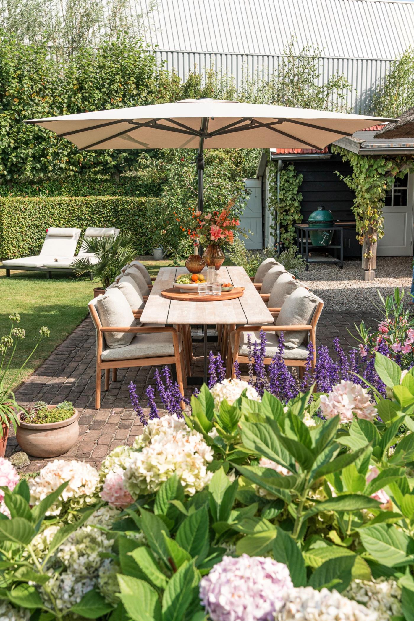 luxe eettafel met stoelen