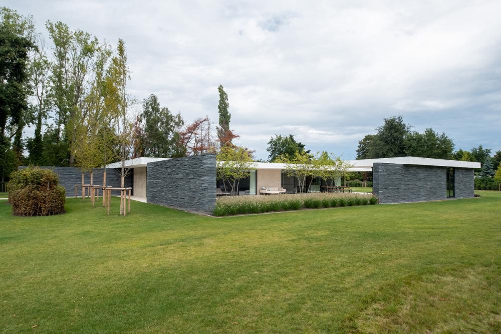 Werken in een kunstpaviljoen rondom een buitenkamer