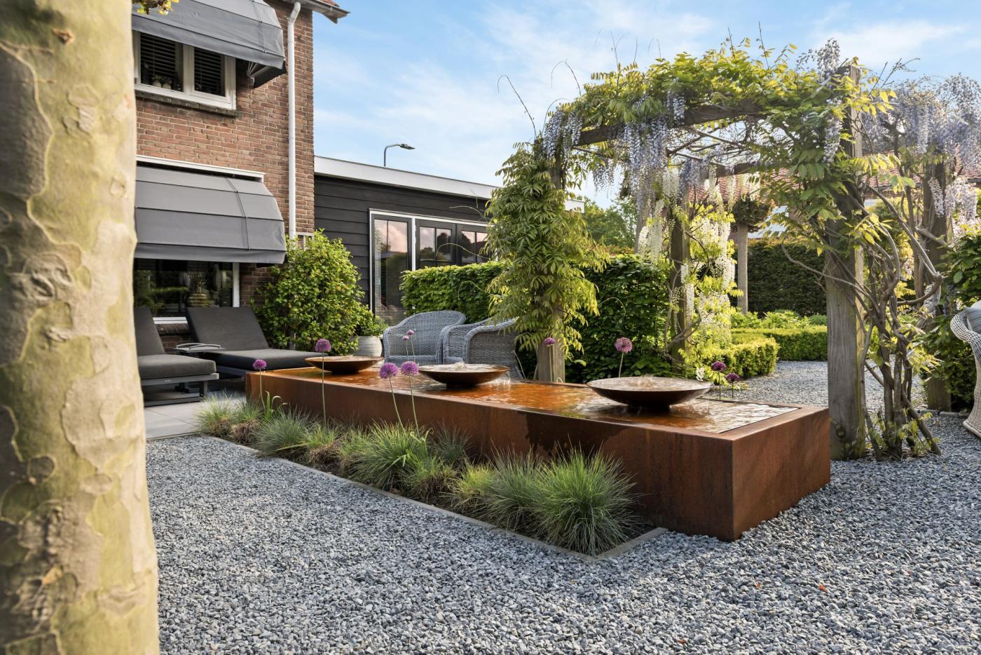 watertafel met pergola en beplanting