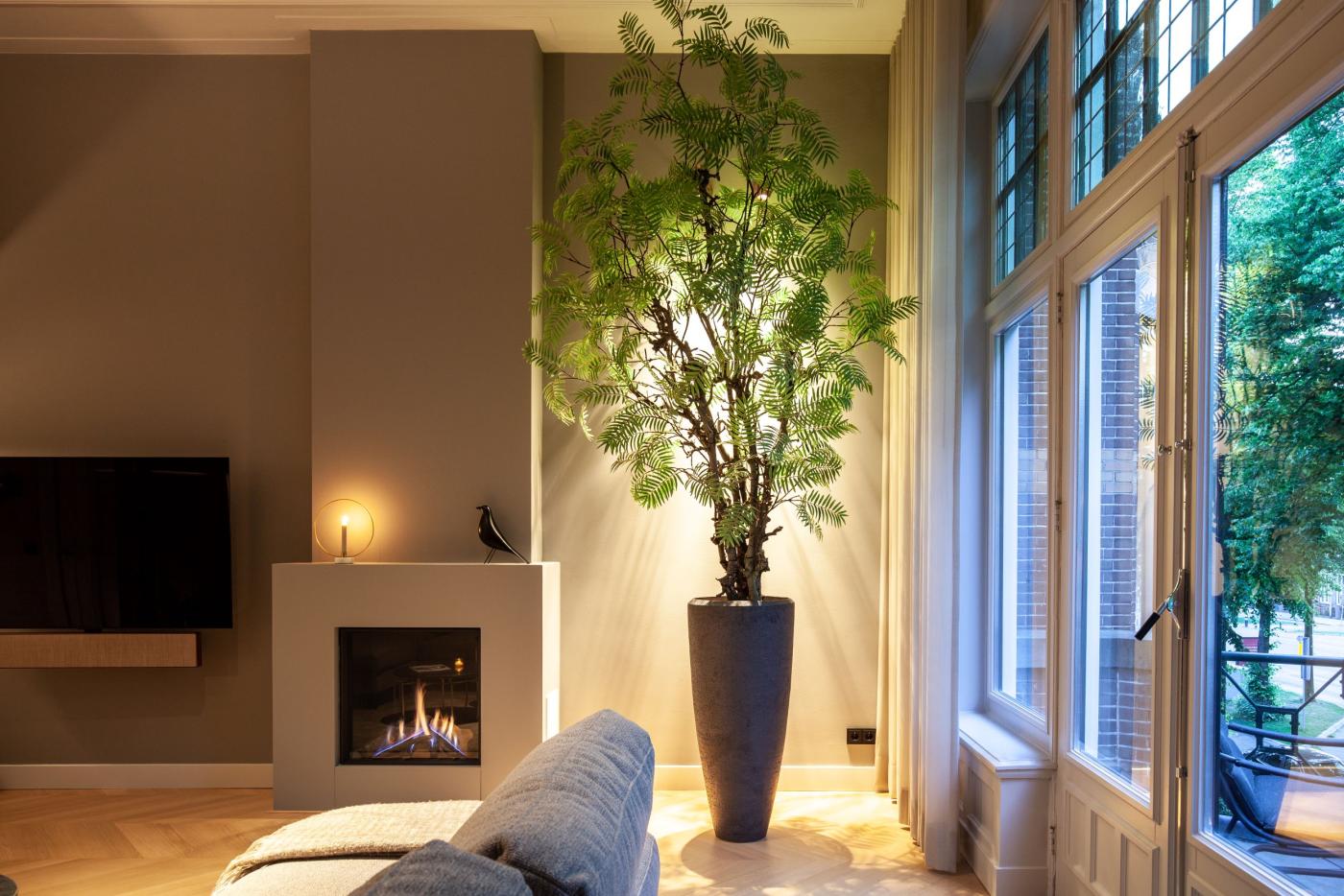 interieur woonkamer met haard en plant