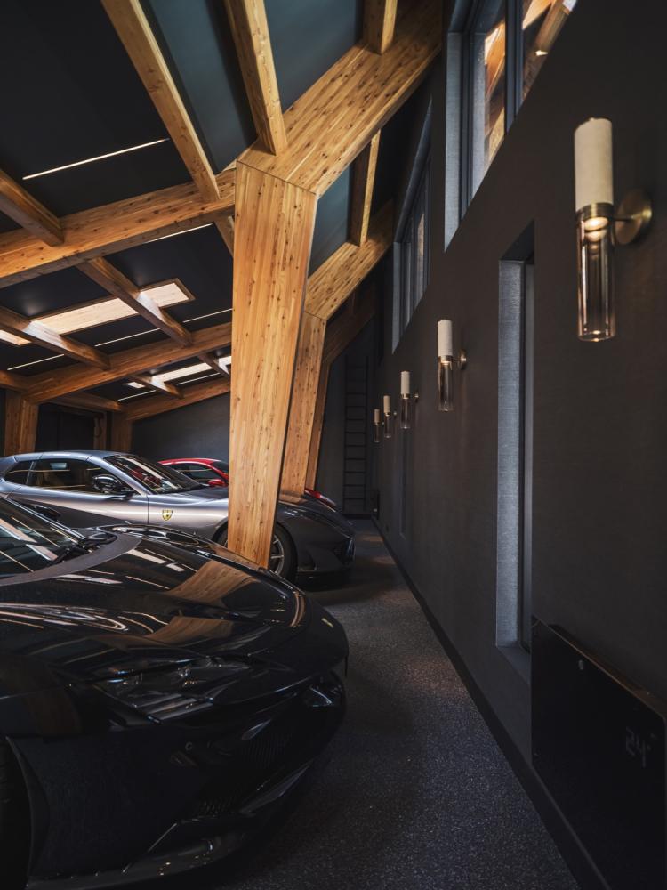 garage met luxe auto's