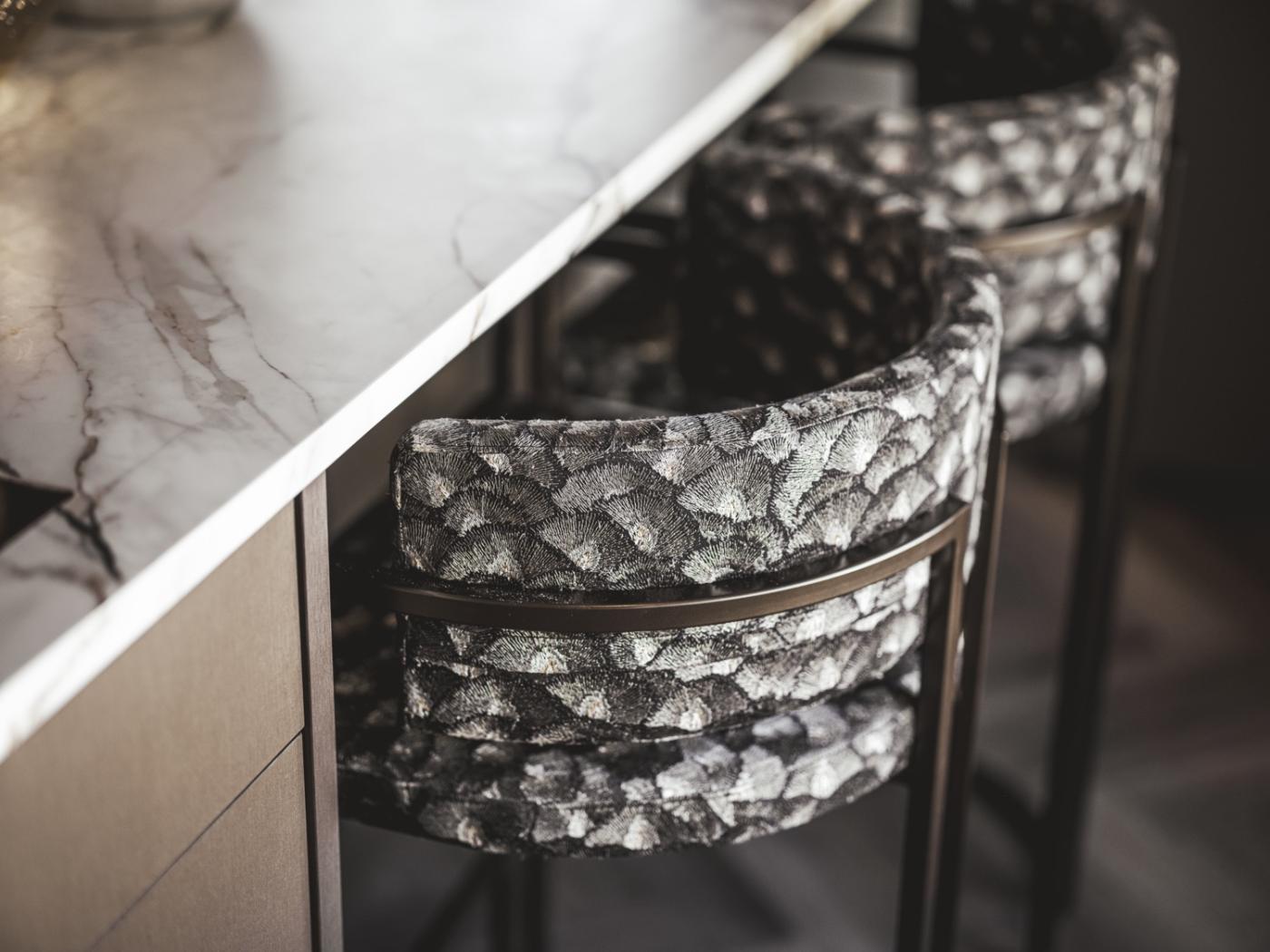 detailfoto tafel met stoelen
