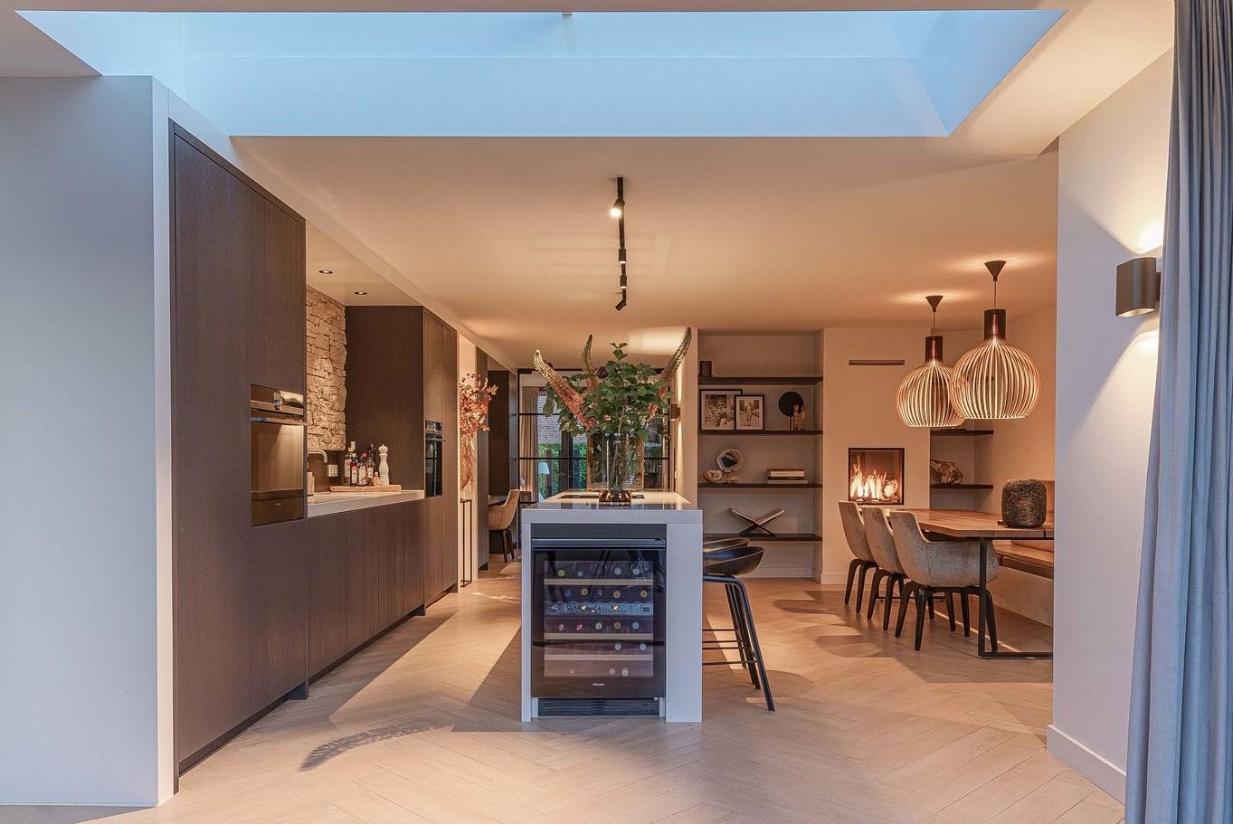 moderne keuken  met designverlichting