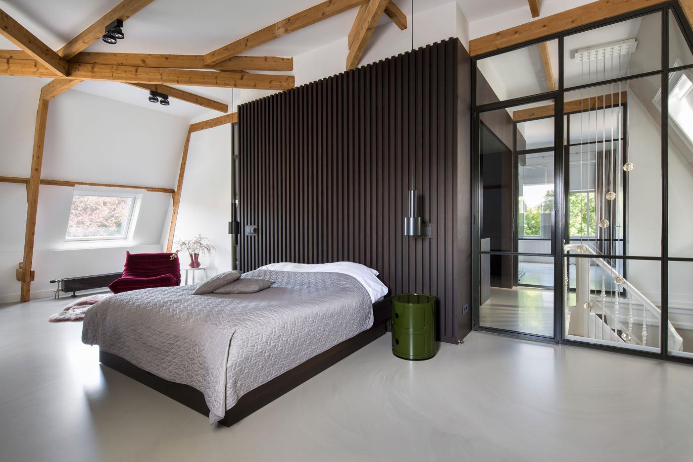 slaapkamer met houten balken