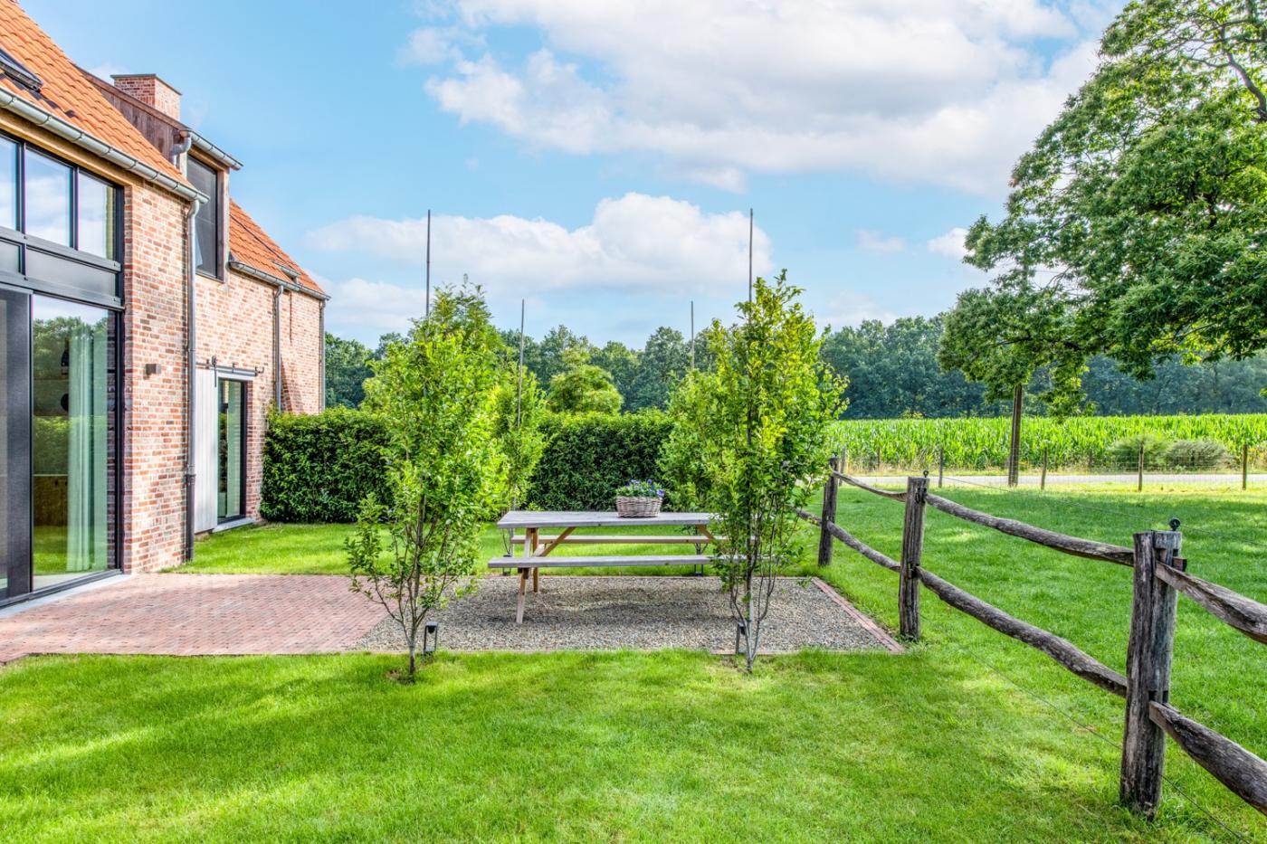 picknicktafel in tuin