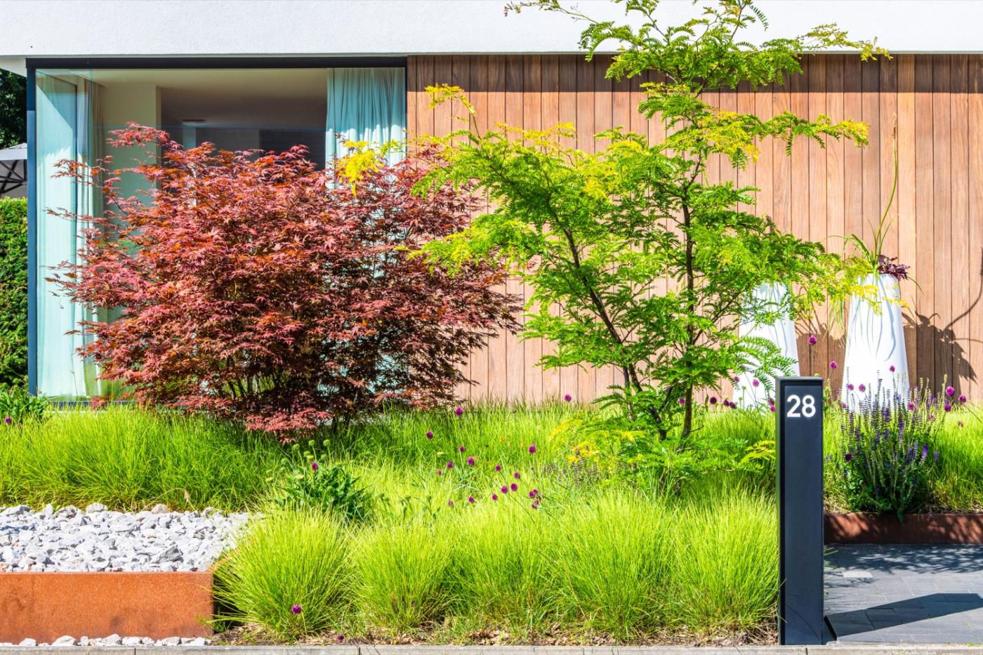 groene tuin bij villa