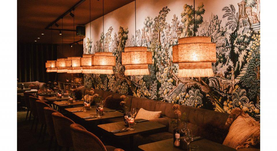 interieur restaurant met luxe verlichting