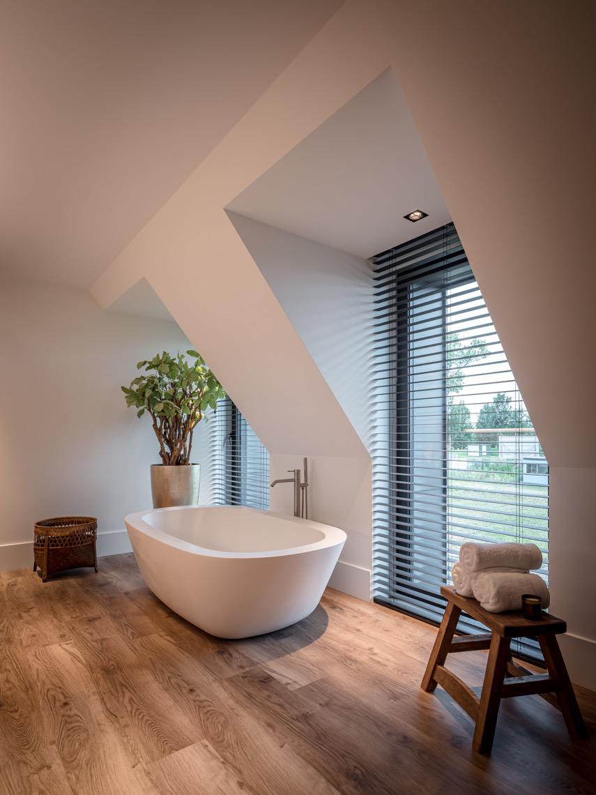 luxe badkamer met houten vloer