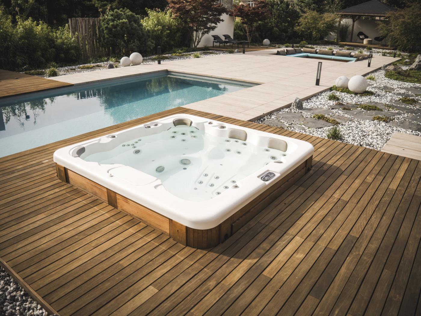 houten terras met jacuzzi